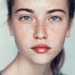 avis femme brune jeune fraîche nature taches de rousseur yeux bleu